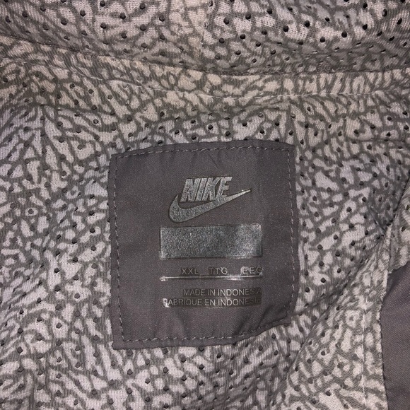 Nike Lightweight Jacket - Picture 2 of 4